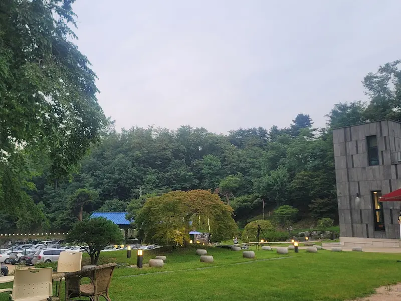 넓은 잔디밭과 조경이 아름다운 식당 전경