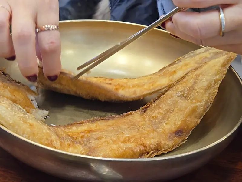 코다리구이를 젓가락으로 집는 모습