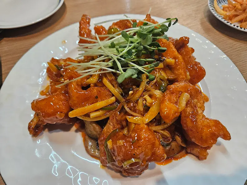 윤기 흐르는 깐풍 새우