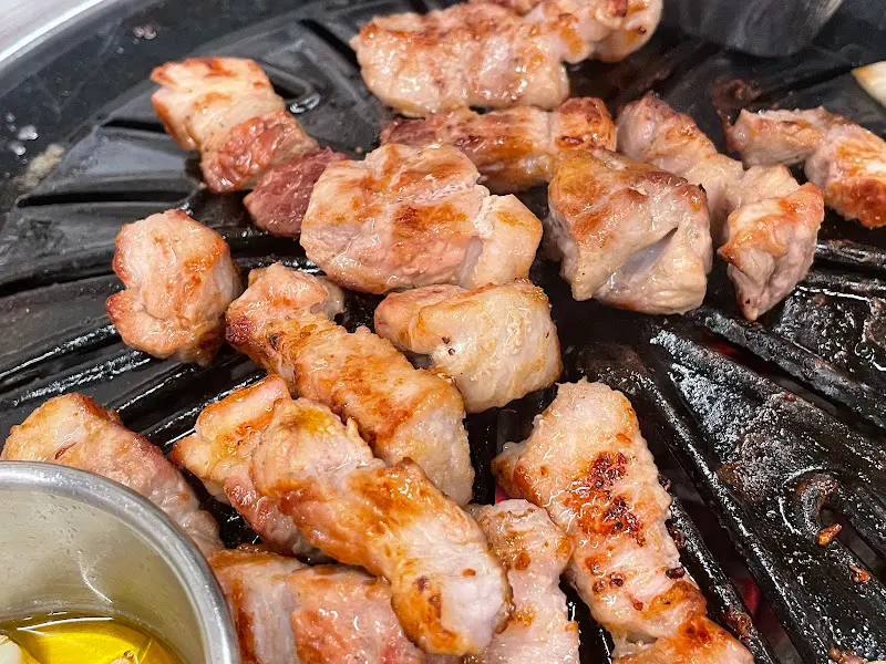 숯불 위에서 맛있게 익어가는 삼겹살