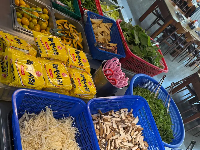 신선한 야채가 가득한 샐러드바