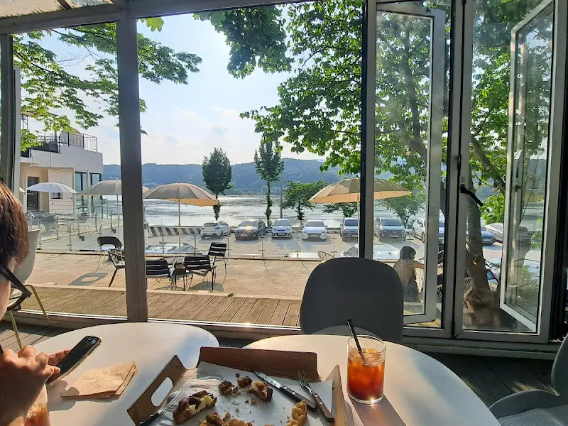 실내에서 바라본 고복저수지 뷰