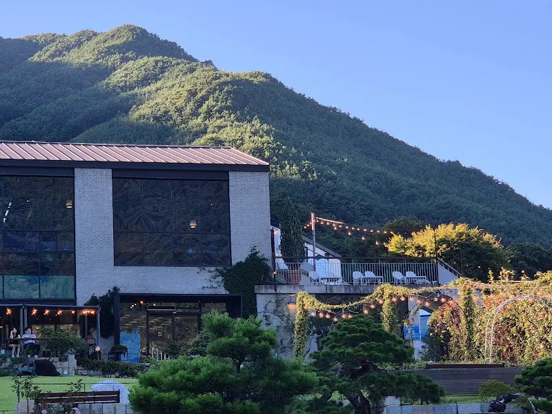 더로드101 카페 전경