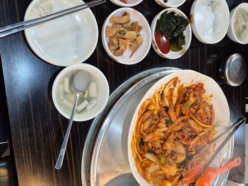 닭갈비와 각종 반찬