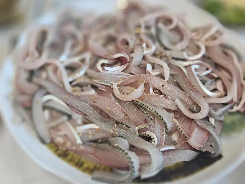 얇게 포를 뜬 아름다운 전어회