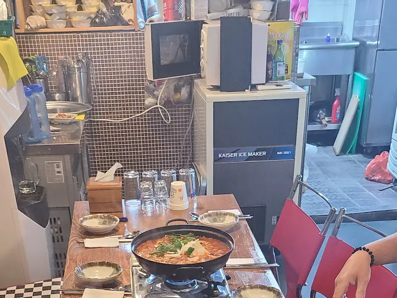 테이블 위에서 끓고 있는 김치찌개