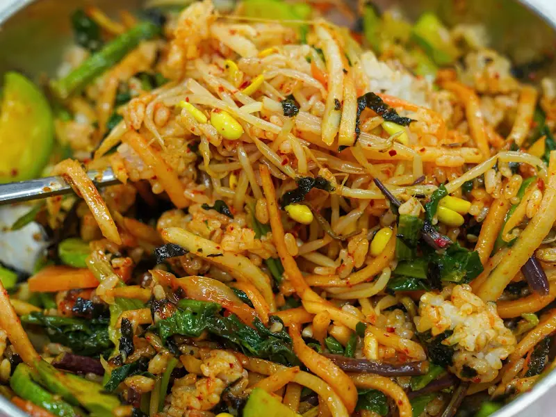 신선한 채소가 듬뿍 들어간 비빔밥