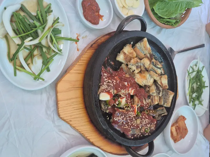 장어구이와 반찬 한상차림