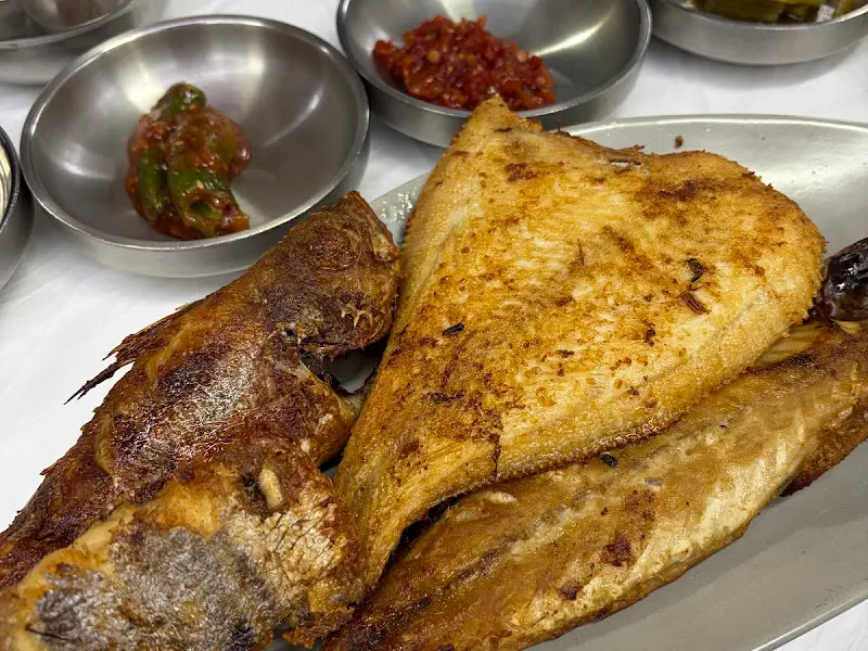 노릇하게 구워진 생선구이