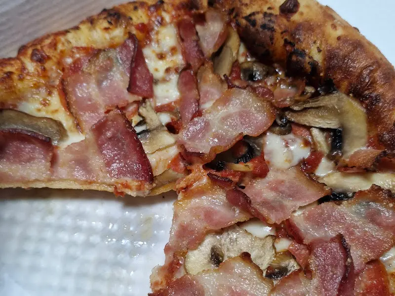 베이컨과 버섯이 토핑된 피자