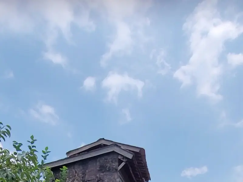 푸른 하늘과 어우러진 색장정미소의 지붕