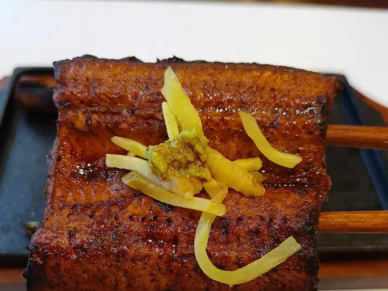 윤기가 흐르는 생장어 양념구이