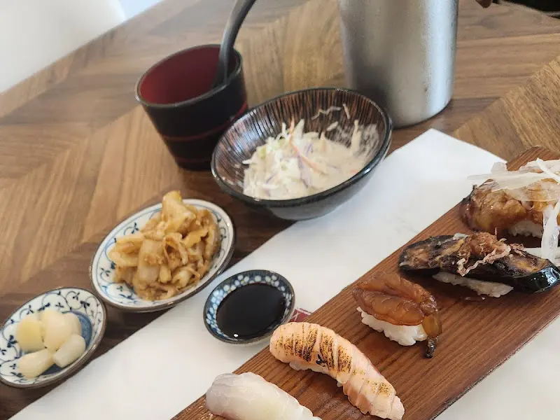 점심 특선에 포함된 샐러드와 곁들임 반찬