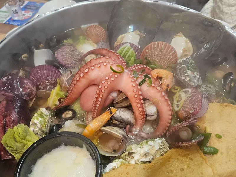 싱싱한 해산물이 가득한 조개전골