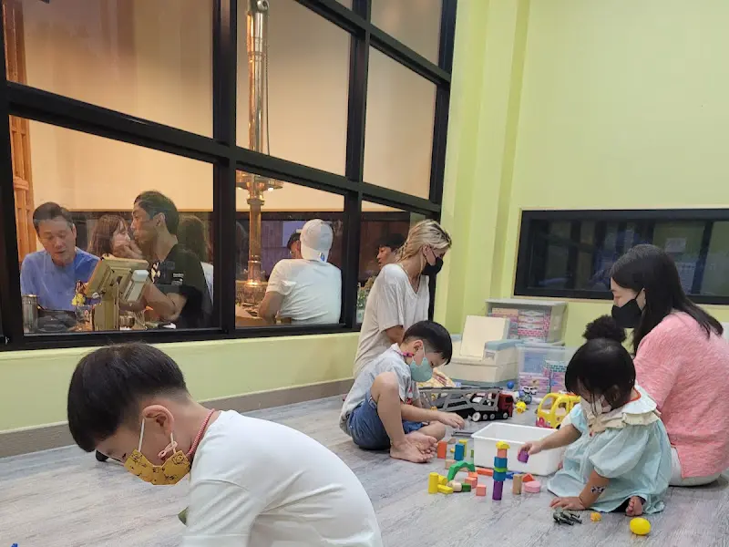 아이들이 놀이방 옆 테이블에서 보이는 모습