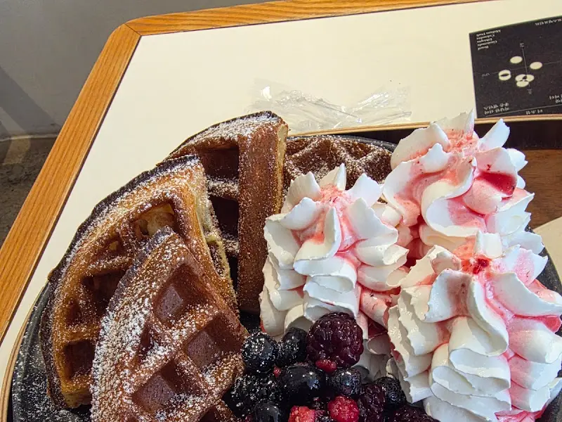 와플, 아이스크림, 생크림, 베리의 완벽한 조합