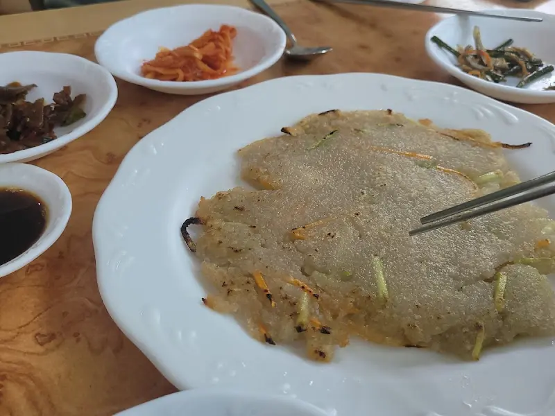 감자전과 다양한 밑반찬