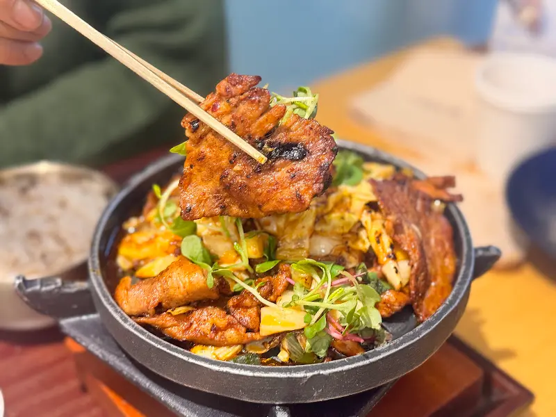 화로에 담겨 따뜻하게 제공되는 직화 제육볶음