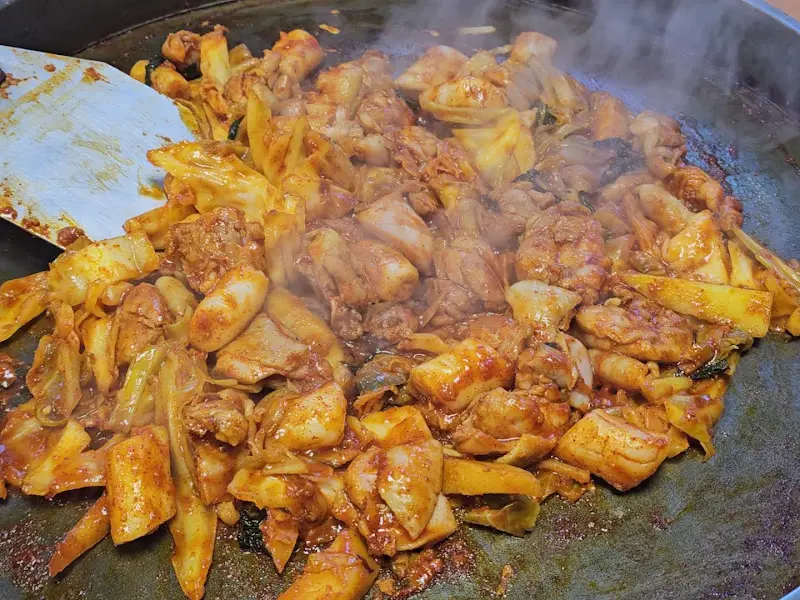 맛있게 익어가는 닭갈비
