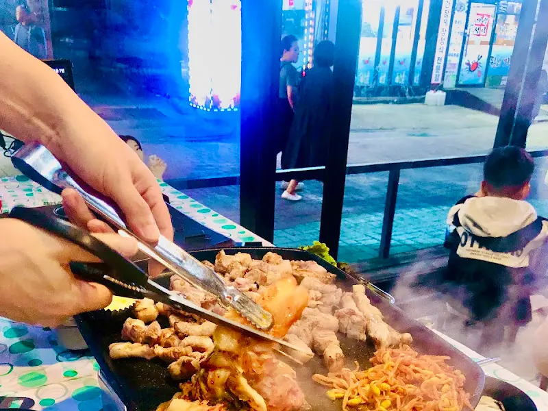 불판 위에서 구워지는 초벌 삼겹살