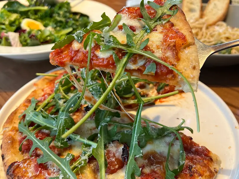 토마토 루꼴라 부라타 치즈 피자