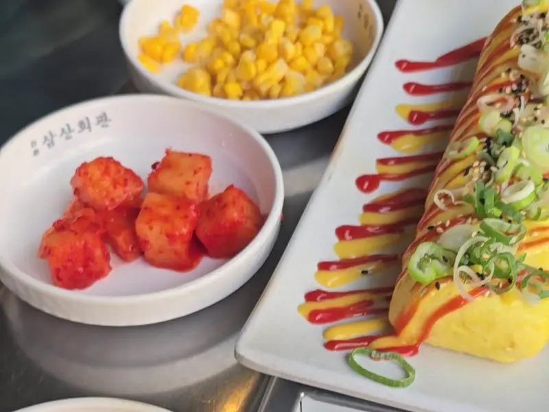 케첩과 머스타드로 장식된 두툼한 계란말이