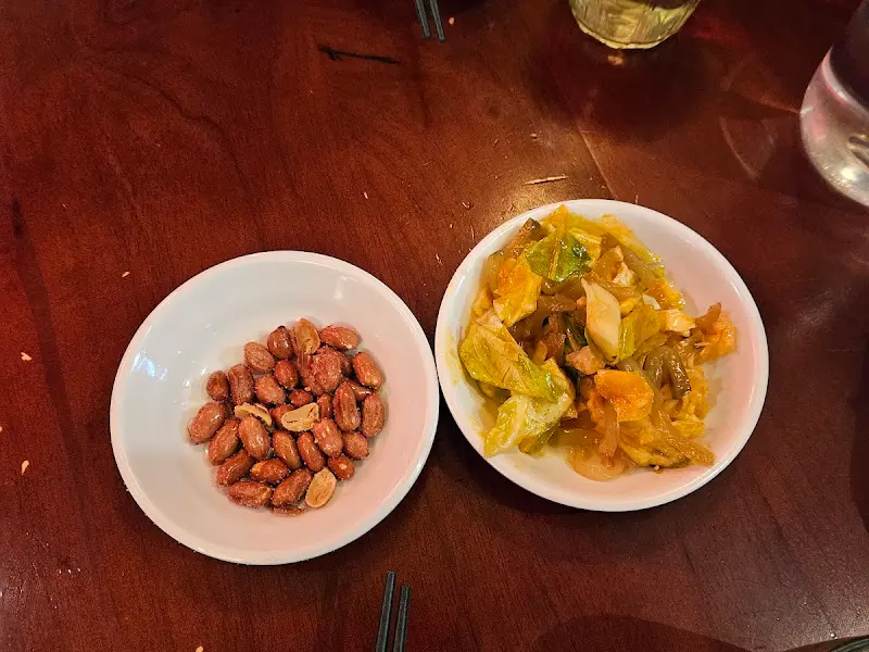 테이블에 놓인 땅콩과 짜차이