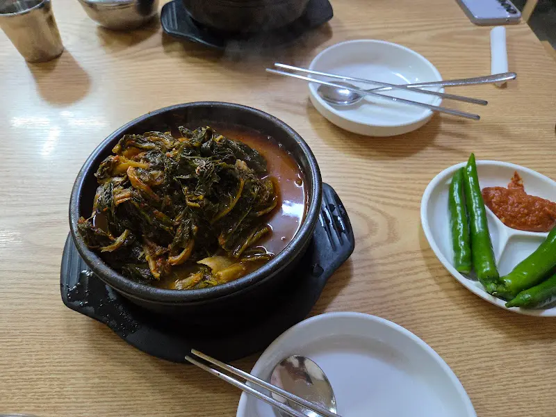 푸짐하게 담긴 뼈해장국의 모습