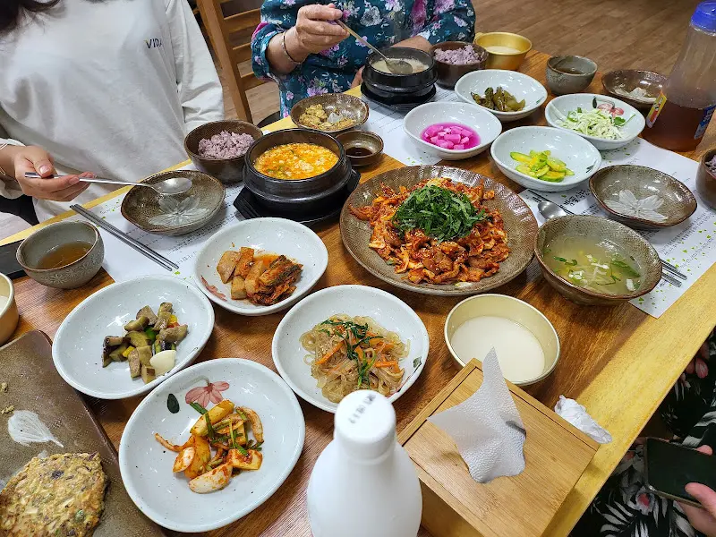 세자매 밤꽃식당의 푸짐한 한상차림