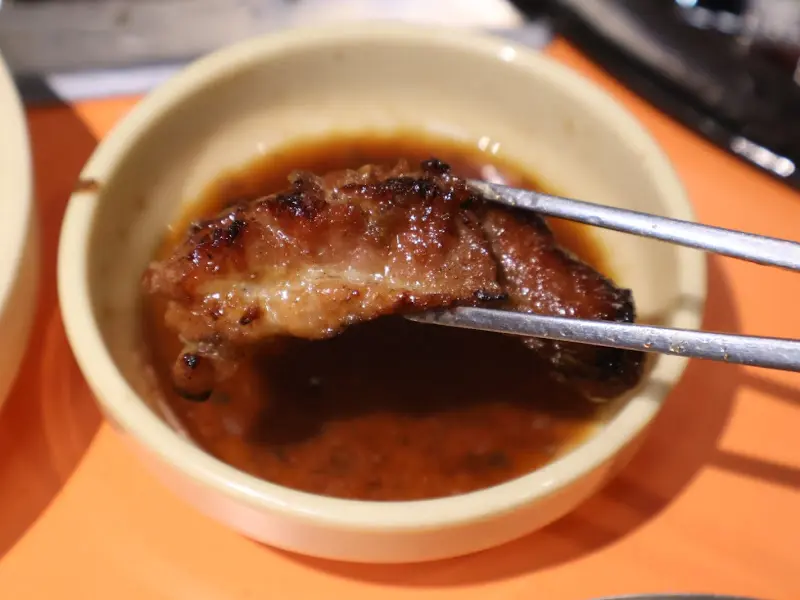 특제 소스에 찍어 먹는 돼지갈비