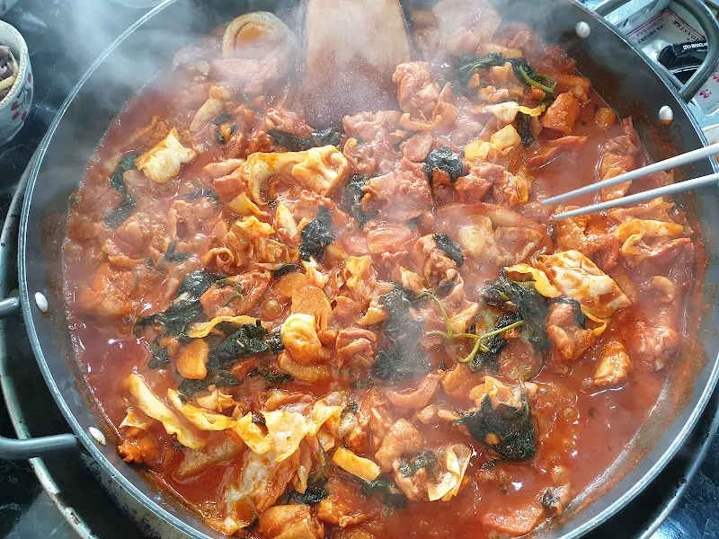 매콤한 양념에 잘 버무려진 닭갈비