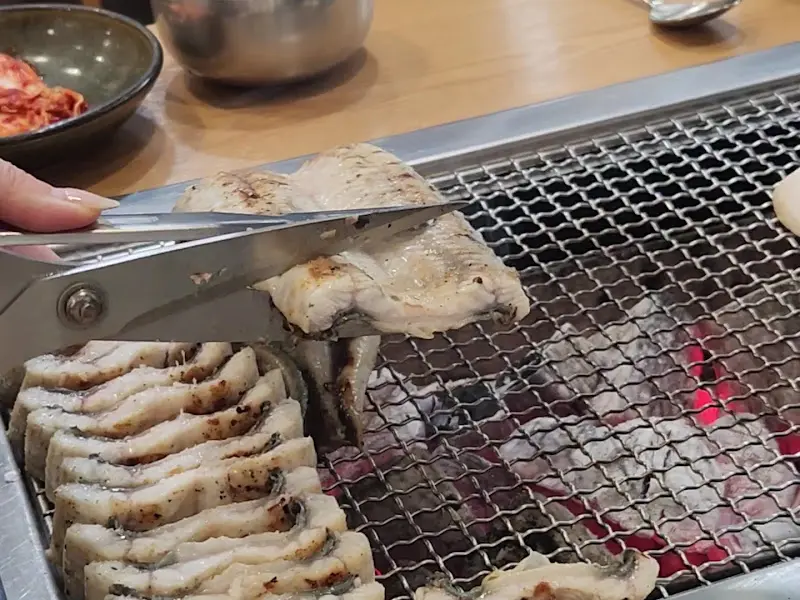 먹기 좋게 잘린 장어가 불판 위에서 구워지는 모습