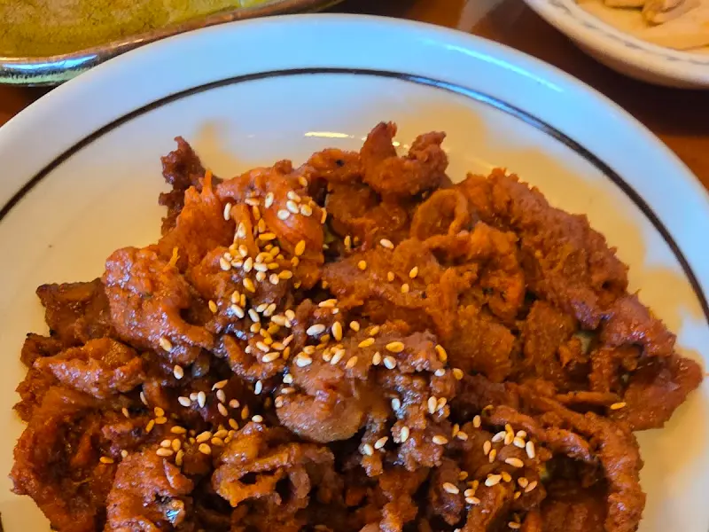 윤기가 흐르는 고기 요리