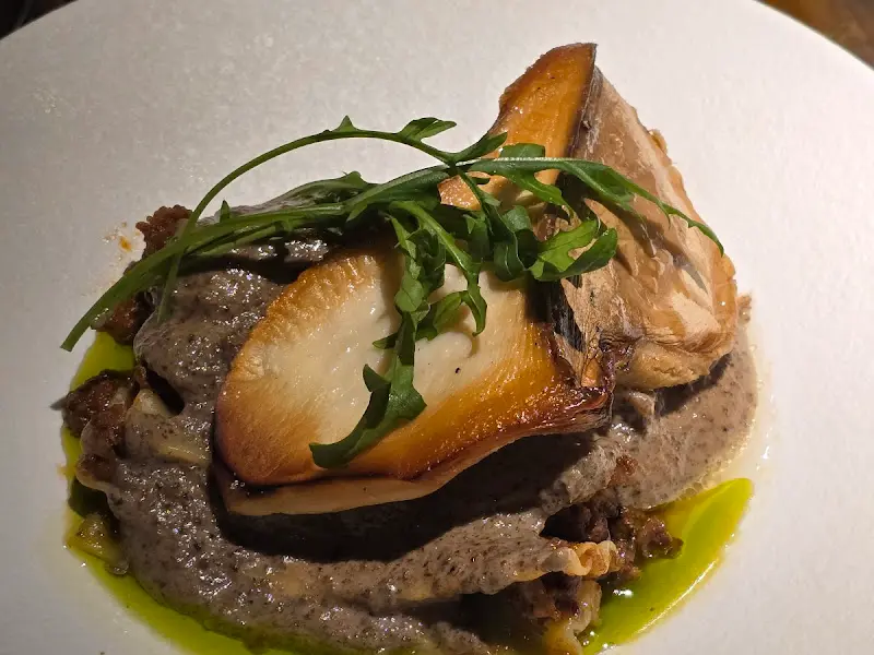 섬세한 플레이팅이 돋보이는 버섯 요리