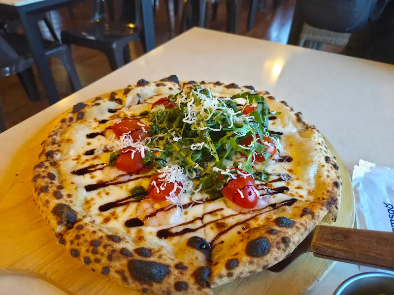 토핑이 듬뿍 올라간 피자