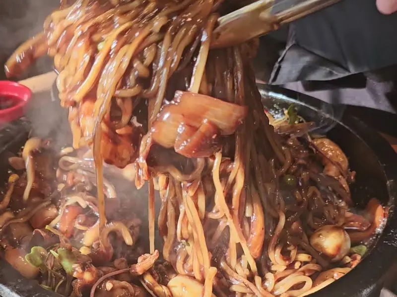 돌짜장 들어올리는 모습