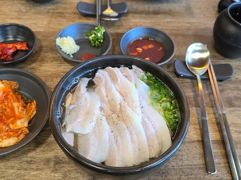 푸짐한 돼지곰탕 한 상 차림