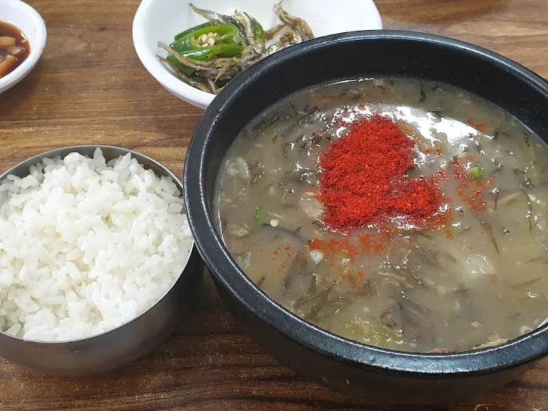 검은 뚝배기에 담긴 고갑순이네 몸국