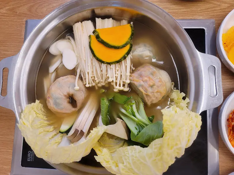 푸짐한 야채와 손만두가 가득한 만두전골