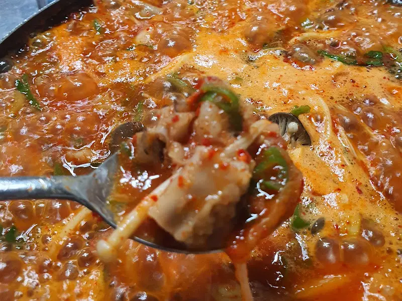 국물에 푹 적셔진 곱창