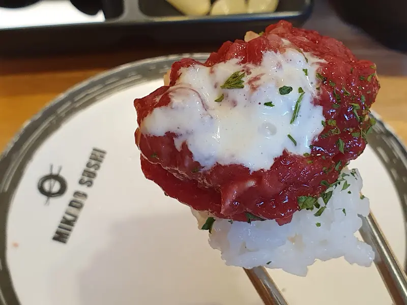 입맛을 돋우는 미카도스시의 육회 초밥