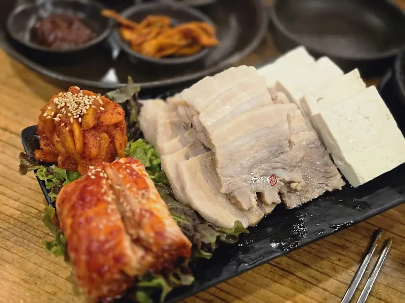 보쌈과 두부, 김치의 완벽한 조화