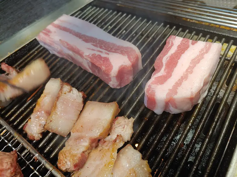 불판 위 삼겹살