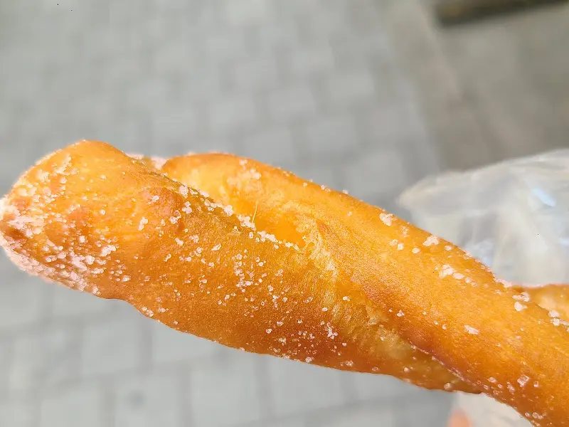 설탕이 듬뿍 뿌려진 꽈배기