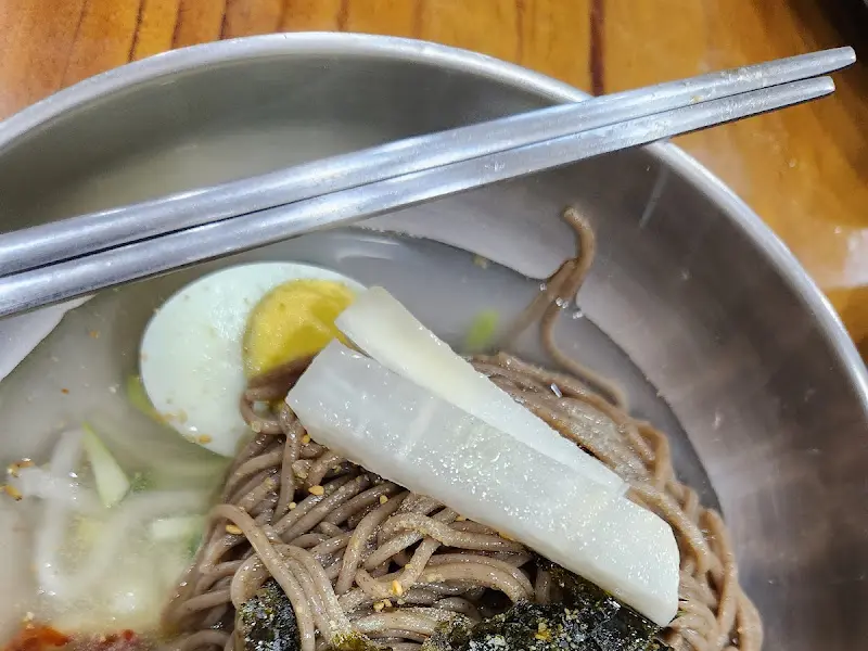 시원한 동치미 메밀막국수의 자태