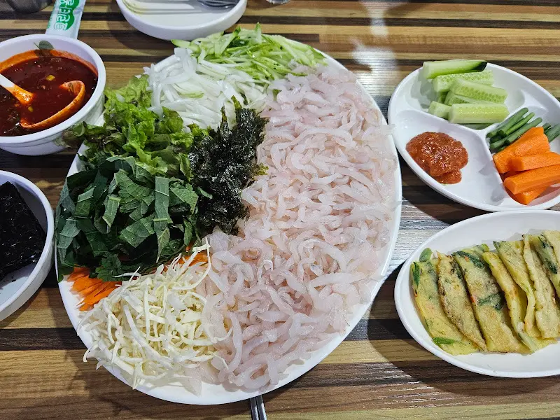 다채로운 채소와 막회가 푸짐하게 담긴 모습