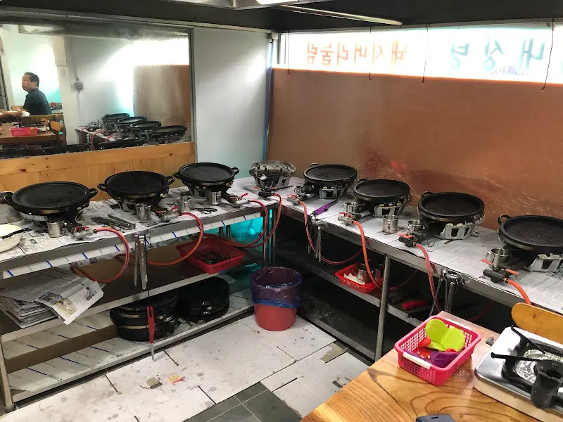 식당 내부의 돌판 테이블