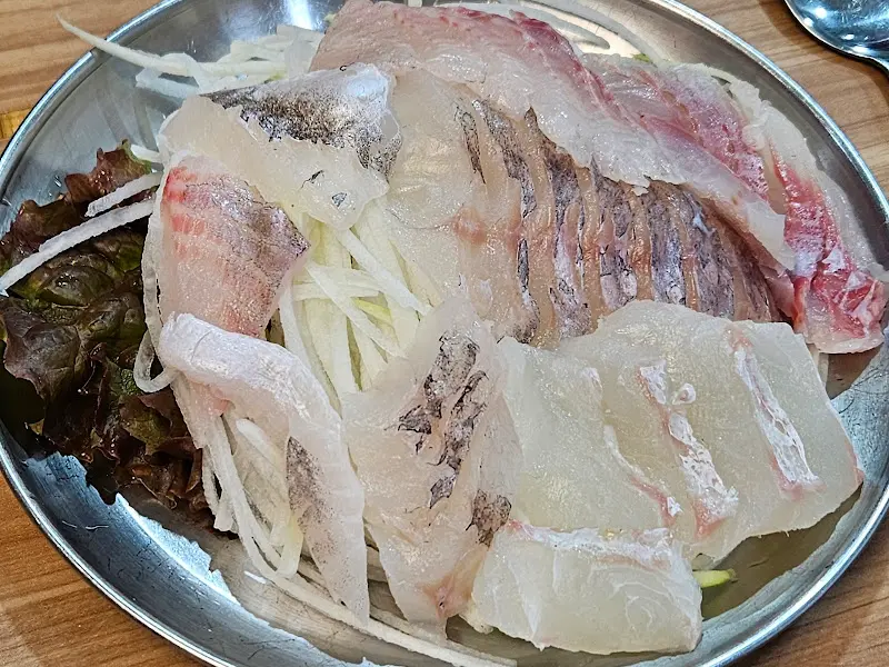 남해달인횟집 내부