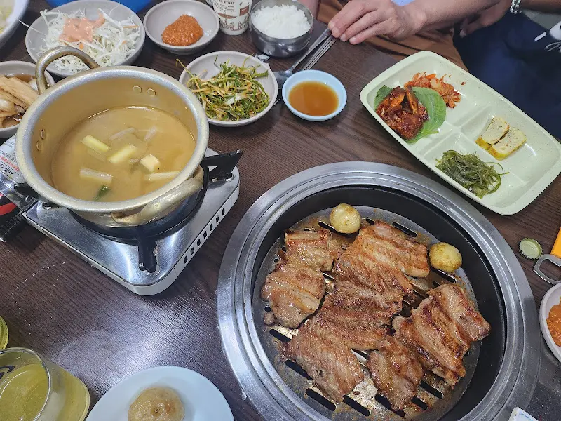 불판에 올려진 돼지갈비와 감자