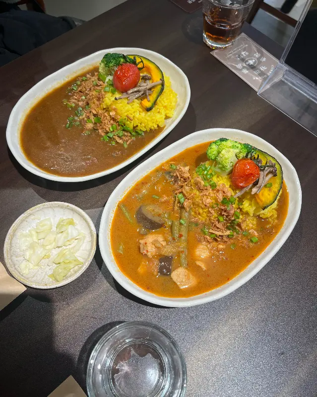 카레와 곁들임 메뉴